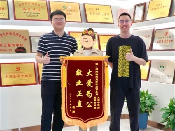 法律温度照亮困境家庭！王冠中、颜晨昕律师为当事人成功争取缓刑并获赠锦旗